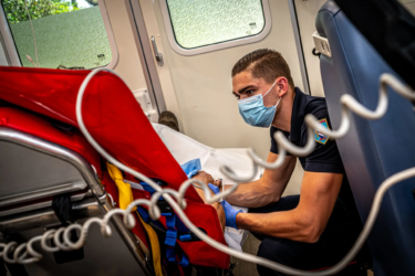 pompiers dans une ambulance en intervention avec un patient