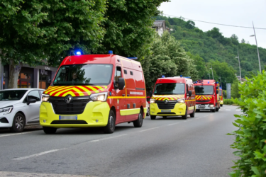 plusieurs de camions de pompiers qui roulent