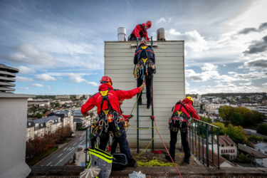 Pompiers en intervention sur un toit