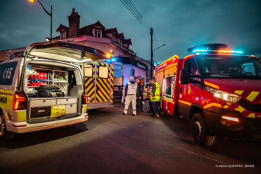 plusieurs camions de pompiers en intervention