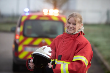 Pompière souriante en intervention