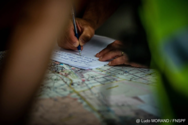 pompiers qui administre une carte