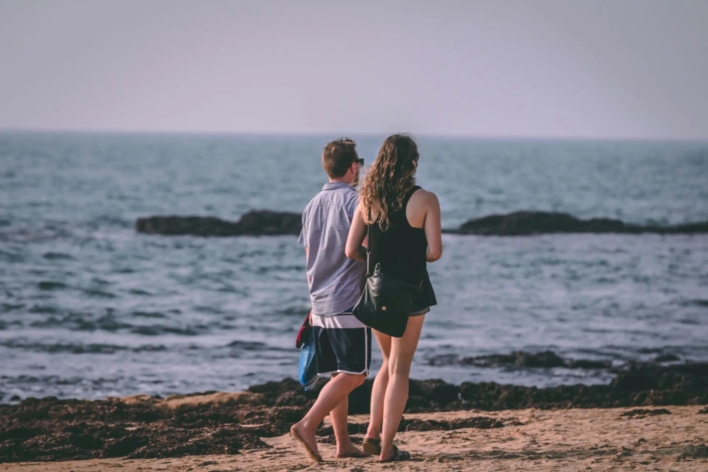 un couple sur la plage